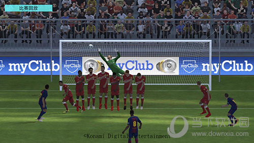 《实况足球》游戏中利用任意球直接破门的精彩瞬间